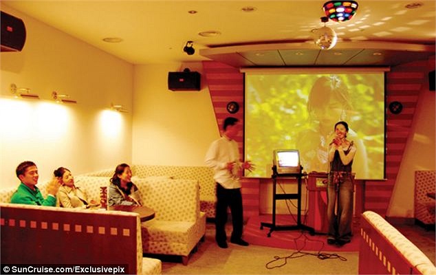 Phòng giải trí trong khách sạn với màn hình hát karaoke lớn