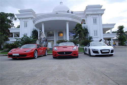 Từng được đồn đoán là đại gia trẻ sở hữu đến 4 siêu xe, tuy nhiên trên thực tế, đây đều là những chiếc xe thuộc sở hữu của thân phụ anh.