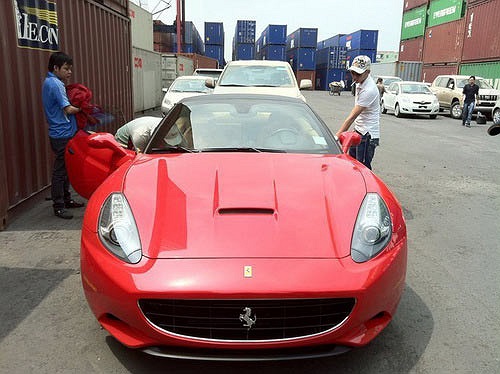 Đỗ Bình Dương cũng tham gia câu lạc bộ siêu xe Hà Nội, nơi quy tụ nhiều siêu xe hàng đầu như Ferrari 458 Italia, Lamborghini LP570-4 Superleggera, Rolls-Royce Phantom hay các mẫu xe Bentley.