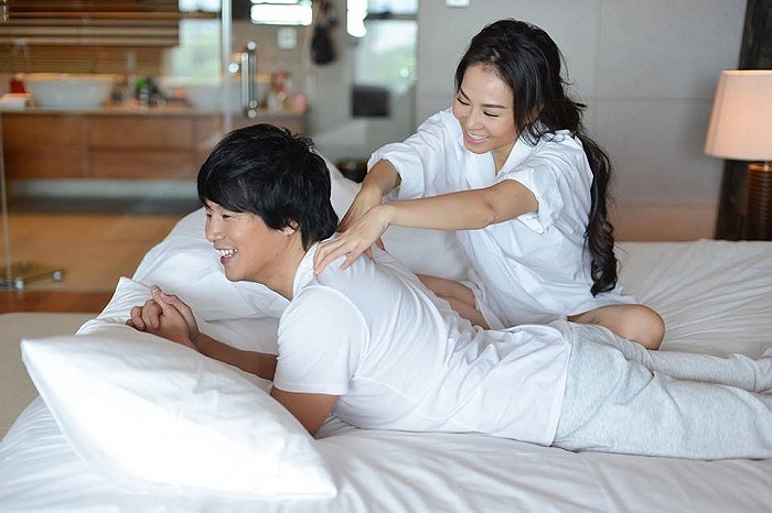 Thu Minh chia sẻ những bức ảnh trong sản phẩm âm nhạc mới nhất lên trang cá nhân, kèm theo một lời bình dí dỏm: thấy nhiều người lăng xê bằng cảnh giường chiếu, chúng ta cũng thử xem sao, biết đâu lại Hot.
