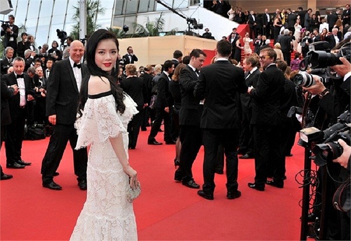 Người đẹp diện váy 2 tỷ trên thảm đỏ Cannes.