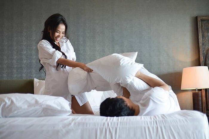 Cả hai có những khoảnh khắc tạo dáng tình cảm trên giường.