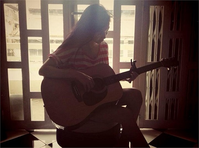 Elly Trần học chơi guitar.