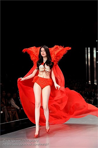 Người đẹp tự tin sải bước trên sàn catwalk.