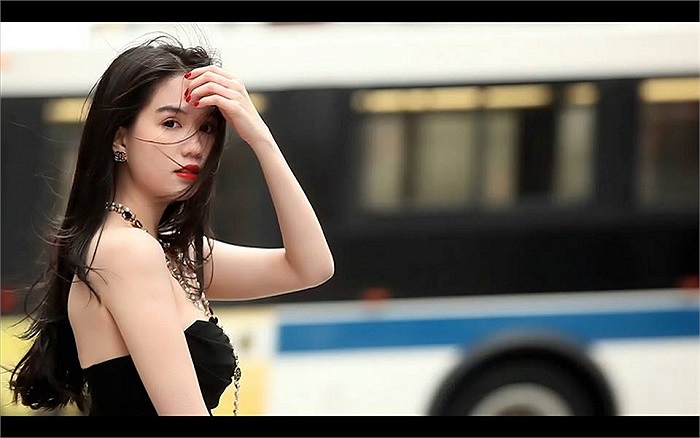 Còn đây là hình ảnh Ngọc Trinh trước khi đến giờ khai mạc Đêm hội chân dài của ông chủ Khắc Tiệp.