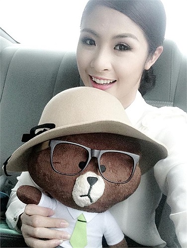 Hoa hậu nhí nhảnh tự chụp ảnh.