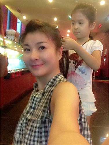 Kim Oanh dẫn con gái đi xem phim trời mưa.