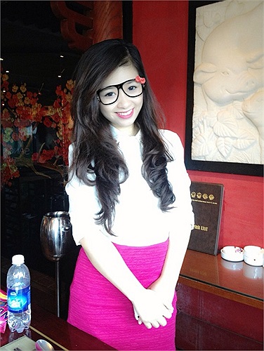 Dương Hoàng Yến đeo kính dễ thương.