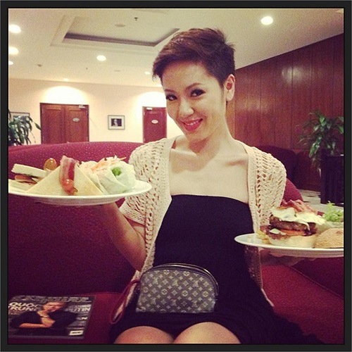 Phương Linh tranh thủ chụp hình khoe món ăn.