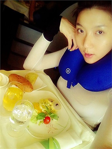 Ngọc Quyên bơ phờ vì chuyến bay dài.