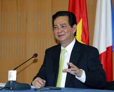 Thủ tướng Nguyễn Tấn Dũng khẳng định chủ trương nhất quán của Việt Nam là hết sức coi trọng quan hệ với Pháp.