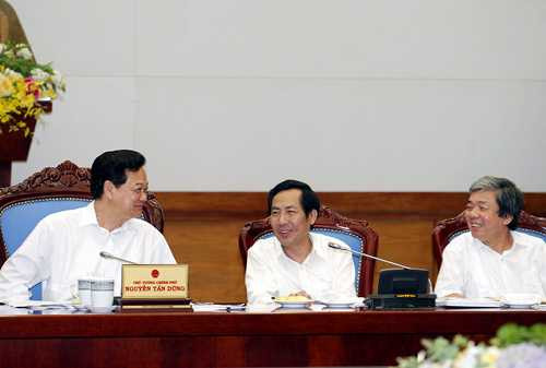 Thủ tướng trao đổi với Chủ tịch Hội Nhà báo Việt Nam Thuận Hữu và Phó Chủ tịch Thường trực Hội Nhà báo Việt Nam Hà Minh Huệ.