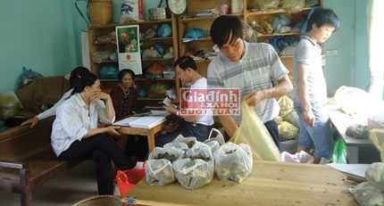 Thầy lang Nguyên đang bốc thuốc chữa bệnh.