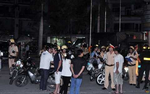 CSGT chốt chặn trên đường Phạm Hùng. Ảnh: Quốc Thắng.