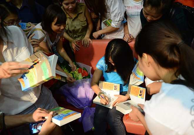 Huyền Chip ký tặng sách độc giả. (Ảnh: Tuấn Mark).