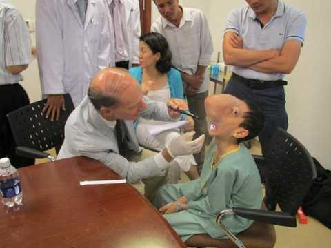 Phẫu thuật thành công: Cậu bé không có khuôn mặt người