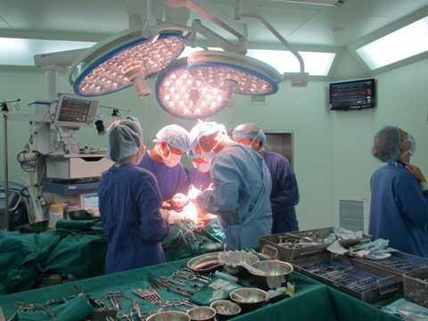 Phẫu thuật thành công: Cậu bé không có khuôn mặt người