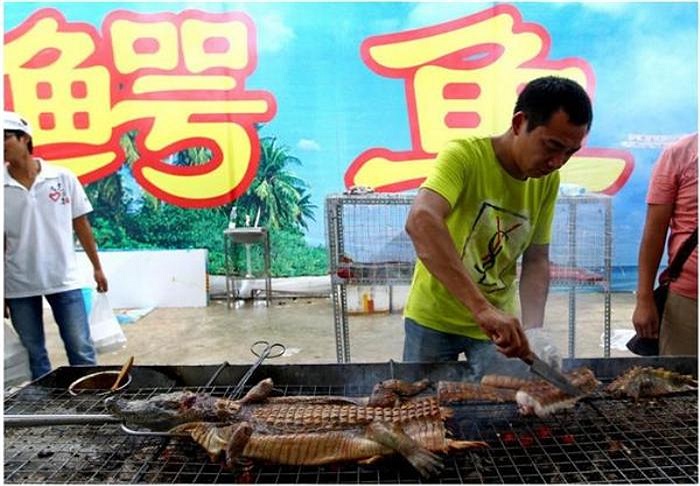 Nhiều thực khách tham dự bữa tiệc cho biết, món ăn trông rất ghê rợn, nhưng vì tò mò nên họ đã mua ăn thử.