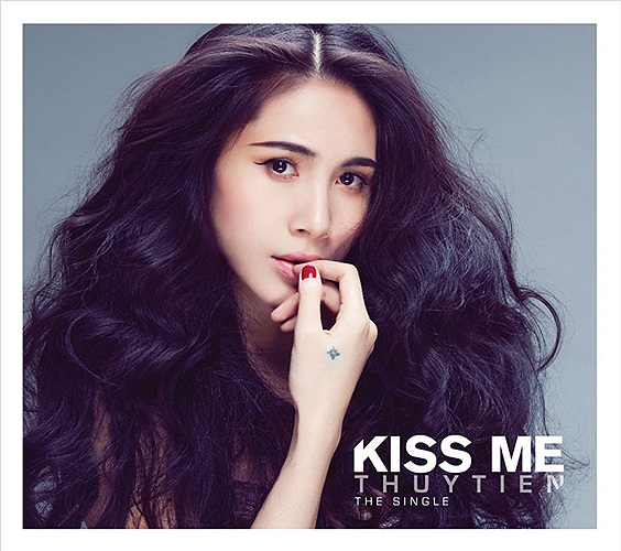 Bên cạnh phần nghe, Thủy Tiên cũng đầu tư phần nhìn với những ý tưởng sáng tạo từ các set design, cũng như đầu tư trang thiết bị ánh sáng chuyên nghiệp cho các cảnh quay trong MV. 