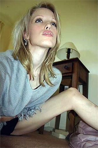 Dù quá gầy, nhưng cô gái này vẫn rất đáng yêu.