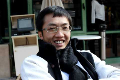 Cường không thể chịu nổi áp lực khách hàng la mắng, hoặc nói nặng nói nhẹ