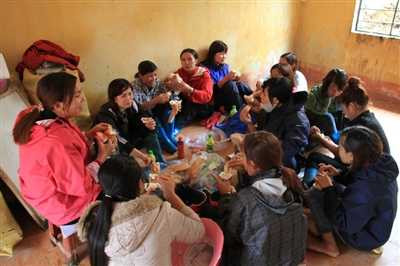 Các cô giáo xã Sa Pả đến hỗ trợ Bản Khoang đang ngồi ăn trưa trong một phòng học vừa mới được dọn dẹp. Bữa ăn chỉ là bánh mỳ không.