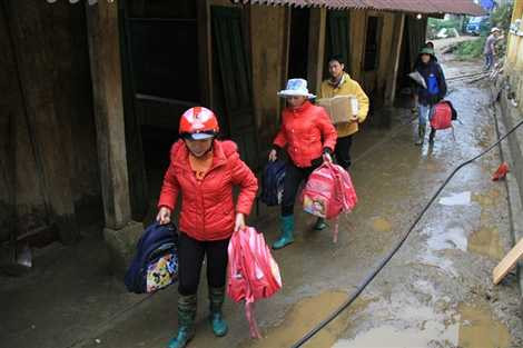 Các cô giáo mang đồ dùng học tập của học sinh vào phòng, sau khi đã dọn dẹp sạch sẽ. Dự kiến trong một hai ngày tới, năm học mới sẽ khai giảng.