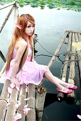 Thả dáng bên chiếc cầu nhỏ bên Hồ Tây