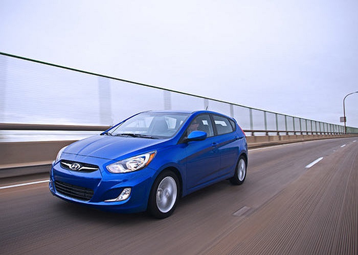 Mẫu xe nhập khẩu này có một số thay đổi về thiết kế và tiện nghi. Xe có khá nhiều đồ chơi như Đầu DVD tích hợp hệ thống định vị GPS, Camera lùi, cửa nóc... 