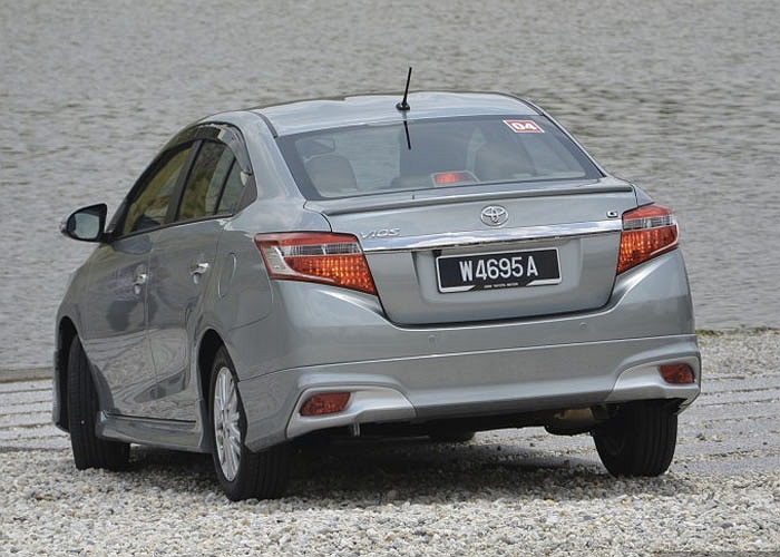 So với bản cũ, Toyota Vios 2013 hiện đại và cá tính hơn hẳn. Ngoại thất xe khá thể thao với lưới tản nhiệt kiểu mới, bộ đèn pha projector... 