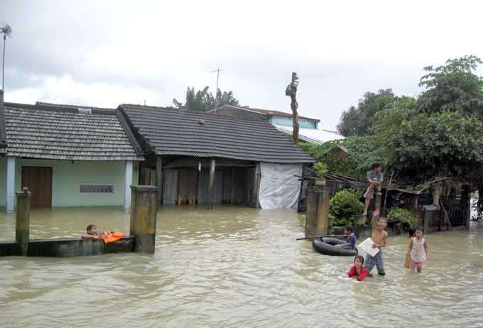 Lũ lên gây ngập nhà dân ở thông thị trấn Trà My,huyện Bắc Trà My sáng 2/10. Ảnh: L.Trung