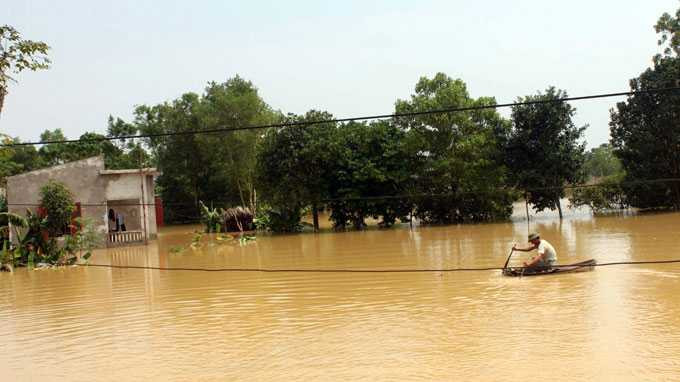 Bị nước lũ bao vây, nhiều người dân ở thôn Kén, xã Tượng Sơn, huyện Nông Cống (Thanh Hóa) phải dùng thuyền thúng đi lại - Ảnh: Hà Đồng