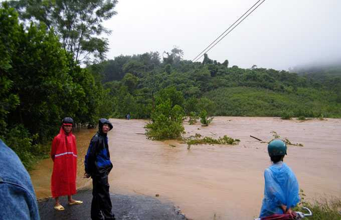 Đường vào thôn 4, xã Phước Đức, huyện Phước Sơn bị ngập nặng, xe cộ không thể qua lại được (ảnh chụp trưa 2-10) - Ảnh: Trường Trung