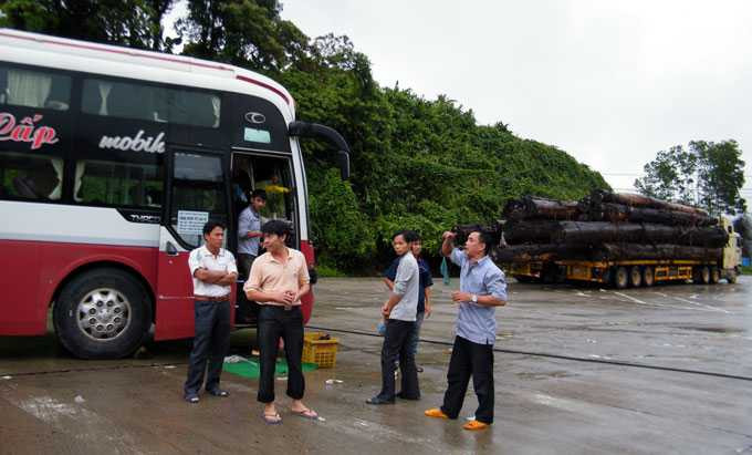 Đường Hồ Chí Minh qua đoạn xã Phước Xuân, huyện Phước Sơn bị sạt lở gây ách tắc cục bộ, nhiều xe phải dừng lại ở ngã Làng Hồi - Ảnh: Trường Trung