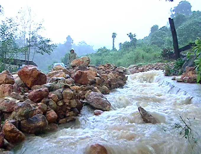 Sạt lở núi xảy ra nhiều nơi