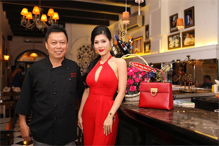 Maria Đinh Phương Ánh nổi bật trong chiếc đầm dài đỏ, khéo léo khoe vòng một căng tràn.