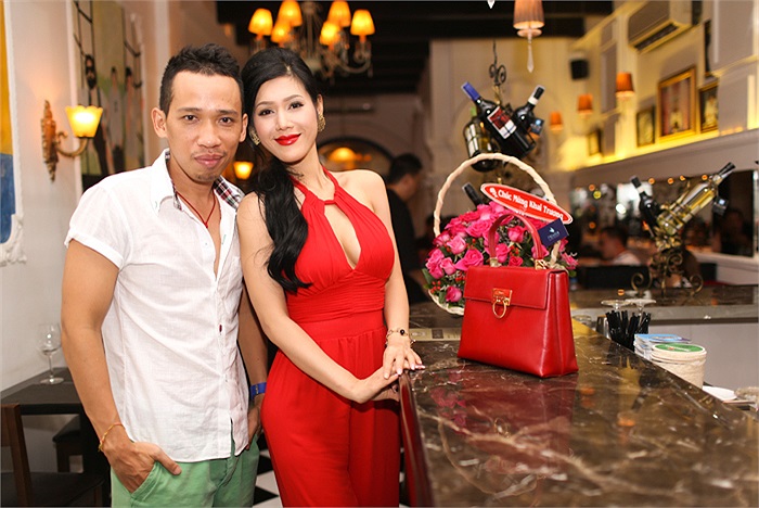 Phương Ánh và stylist Aaron Kwok.