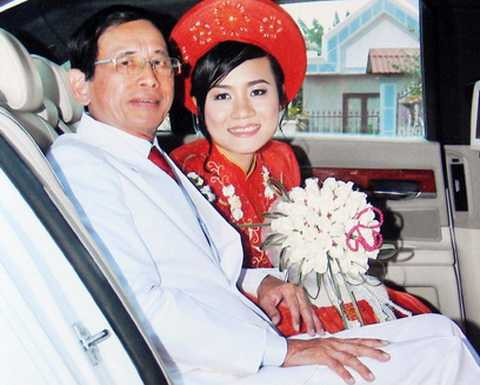 Đại gia Lê Ân và người vợ thứ 6.