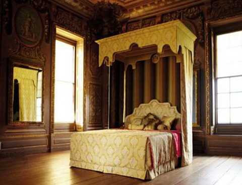Chiếc giường Hoàng gia.