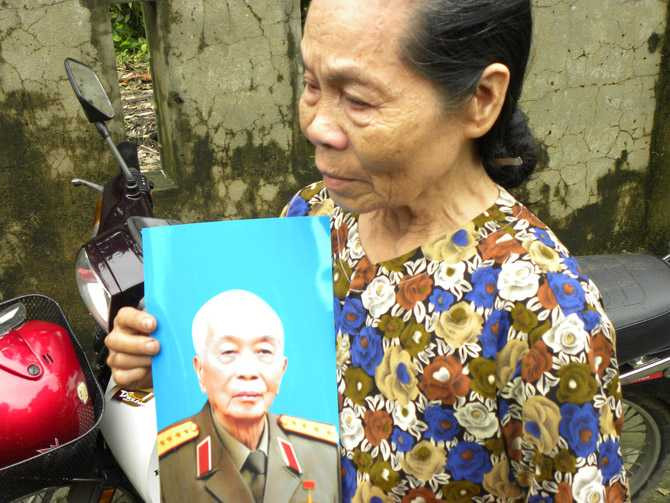 Bà Võ Thị Lài, cháu gọi Đại tướng Võ Nguyên Giáp, bằng bác ôm ảnh Đại tướng ngấn lệ. 