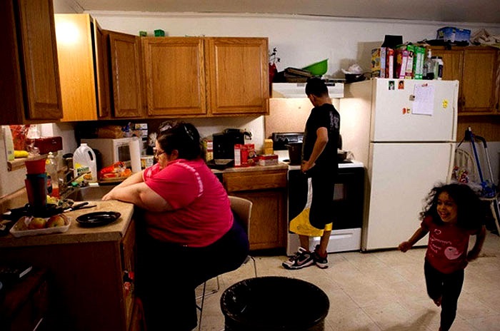 Như bao người mẹ khác, chị Donna Simpson tự tay làm bữa ăn và nuôi dạy con cái.