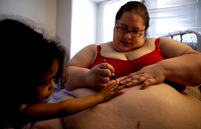 Chị tự tay vẽ móng làm đẹp cho bé.