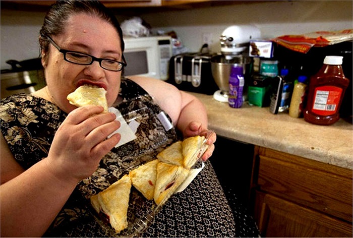 Chị dùng bánh pizza cho bữa ăn bổ sung nhằm đạt mục tiêu tăng lên 453kg.