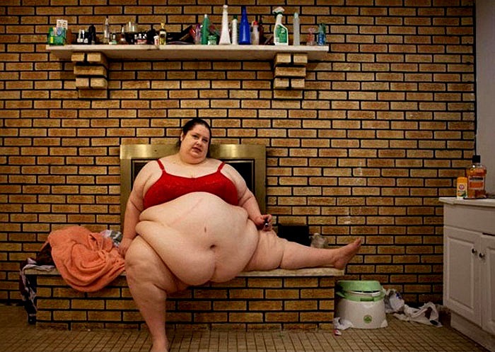 Chị Donna Simpson đầy vẻ nữ tính với bộ sưu tập mĩ phẩm hàng hiệu.