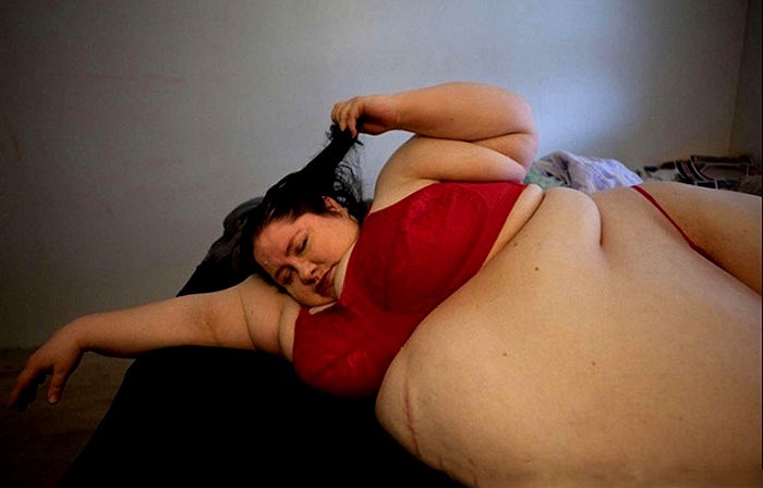 Mỗi khi gội đầu xong, chị hong tóc cho thật khô trước khi ngồi dậy.