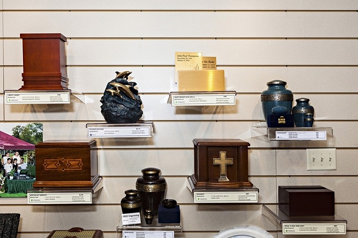 Ở từng quốc gia và tôn giáo, tro cốt của người chết sau khi được thiêu sẽ được đưa vào trong chùa hoặc nhà thờ.