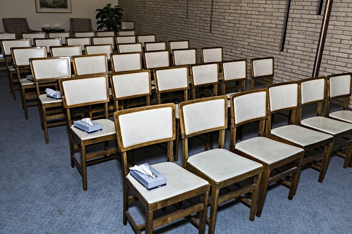 Một cảnh tượng trong buổi lễ tiễn đưa tro cốt vào lưu trữ tại nhà thờ.