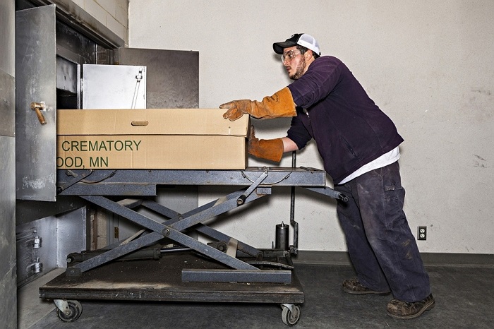 Theo quy trình hoả táng, giai đoạn 1 sẽ đốt cháy cả quan tài.