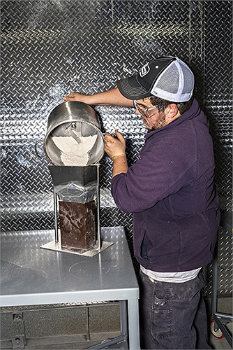 Các tạp chất không phải là xương sẽ được nhặt ra.