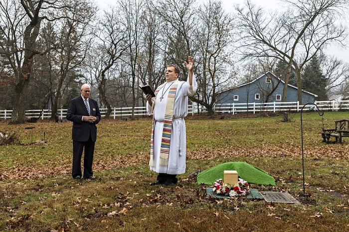 Sau đó, tro cốt của người chết sẽ được đem đi làm phép.
